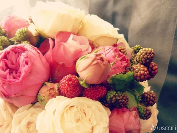 maliny i róze w bukiecie ślubnym