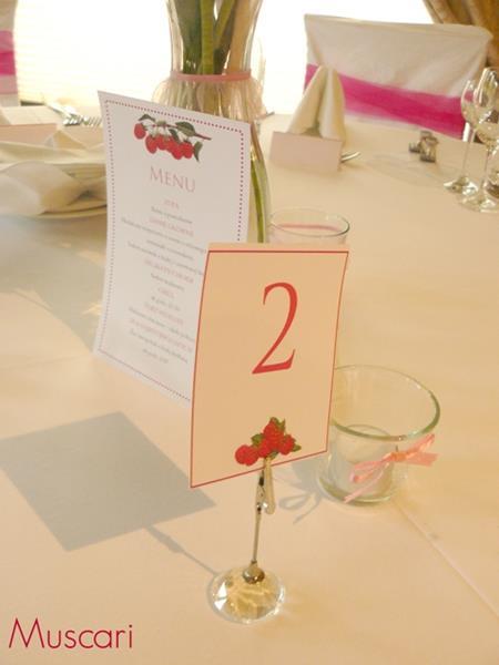 menu na wesele i numery stołów w klimacie malinowym