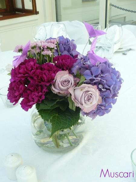 motyle, hortensje i róże w bukiecie na stole - fiolet