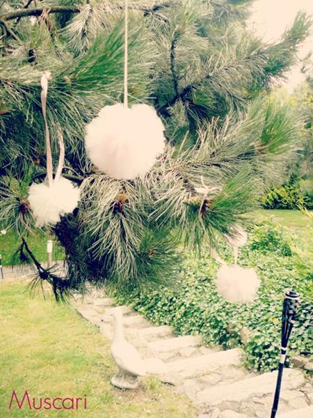 pastelowe pompony ślubne na drzewach w ogrodzie villa riccona