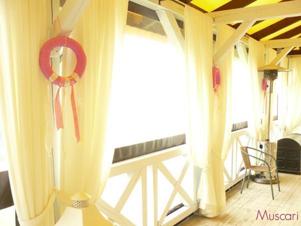 różowe wianki i wstążki zdobia ślubną salę weselną