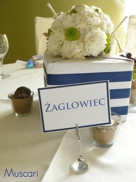 tematyczna nazwa stołu i kula z kwiatów na weselu