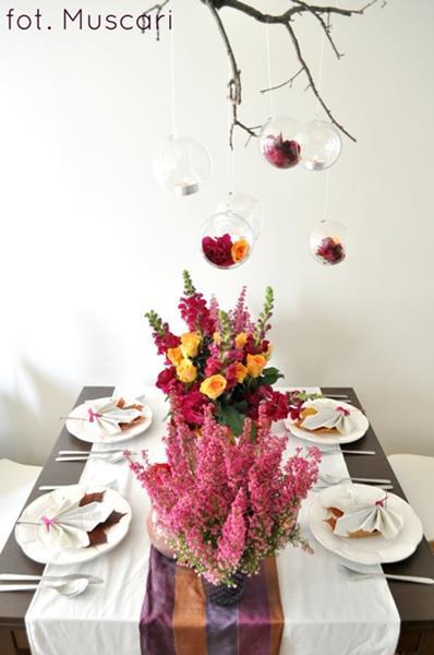 jesienna dekoracja stołu z wrzosami i lampionami