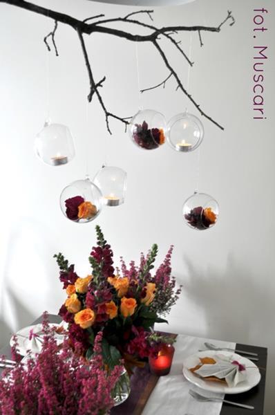 róże i goździki w jesiennej dekoracji na stół