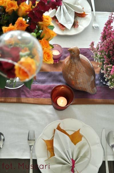 róże, wrzosy i ozdoby na jesiennym stole