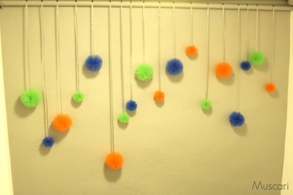 pompony tiulowe - dekoracje w biurze Hub Kolektyw