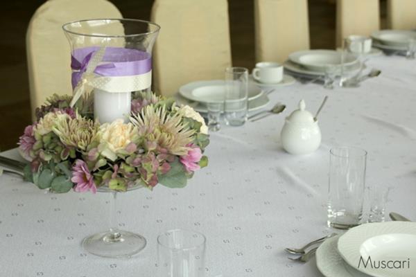 dekoracja stołu na wesele - lampion i wianek z hortensji, chryzantem, goździków i zieleni