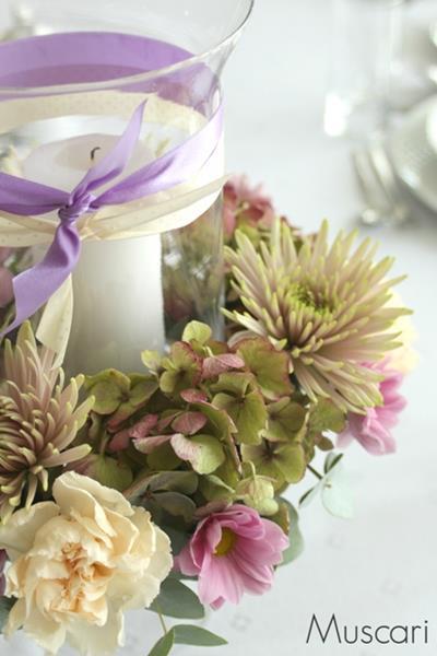 lampion i kwiaty hortensji, chryzantem i goździków w formie wianka
