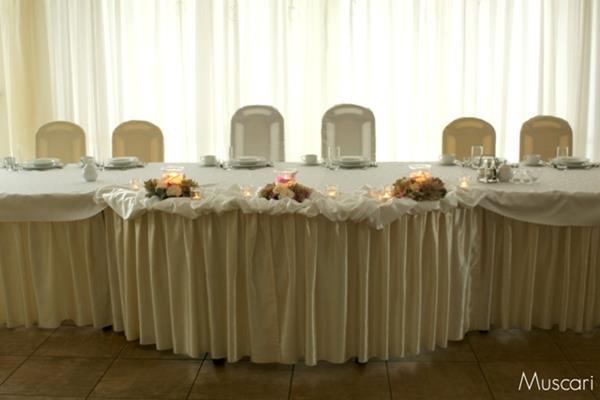 stół pary młodej - kwiaty i lampiony