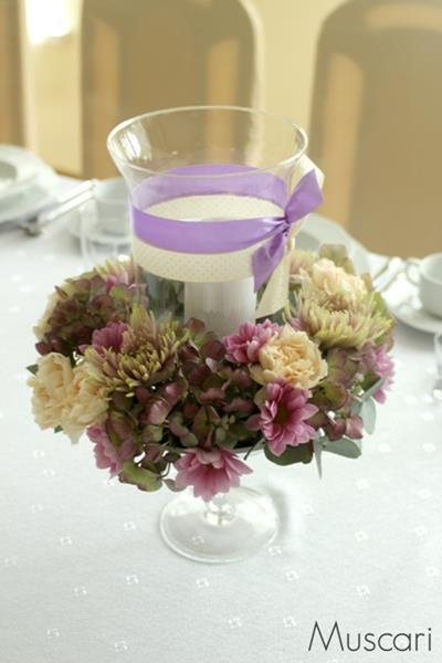 szklany lampion ze świecą i fioletowym