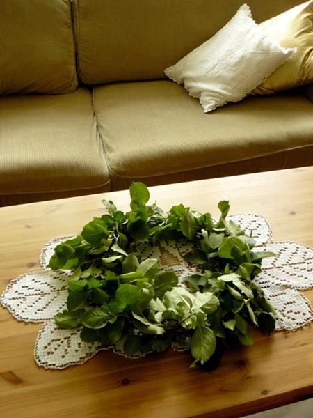 wianek z zieleni na stole