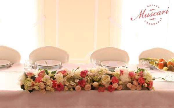 dekoracja stołu pary młodej z wielu gatunków kwiatów