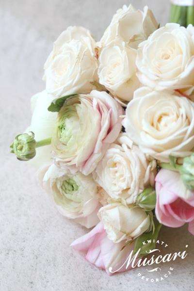 jaskry, róże i peonie w bukiecie ślubnym