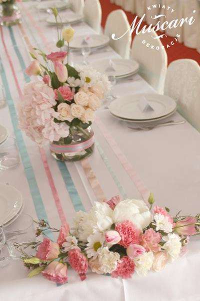 kwiaty i dekoracje na stole weselnym
