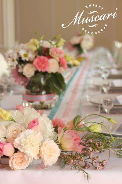 piwonie, róże, hortensje, goździki i eustomy w dekoracji stołu weselnego