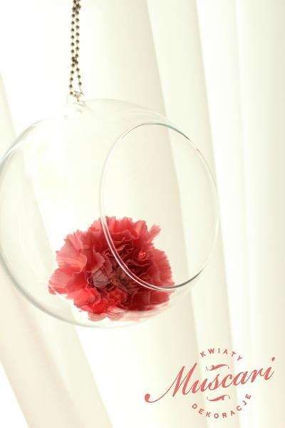 róża w szklanej banieczce - tło za parą młodą