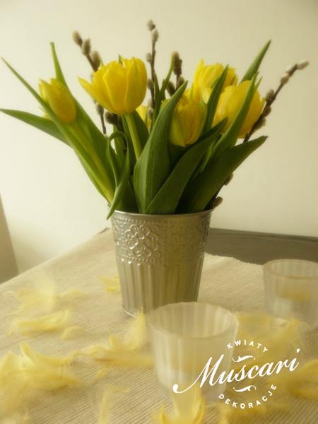 tulipany w dekoracji stołu