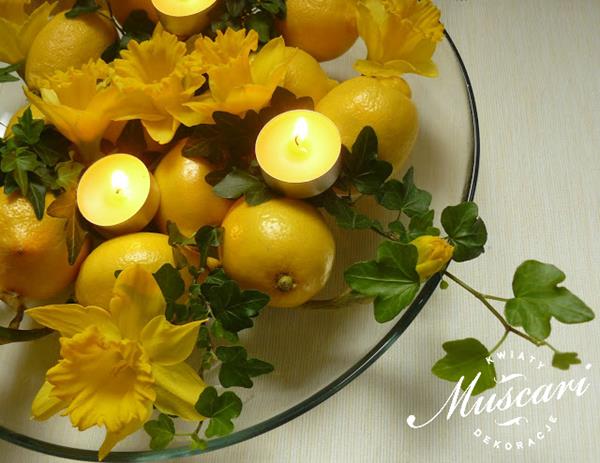żółte kwiaty w dekoracji stołu
