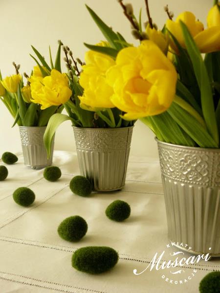 żółte tulipany na wielkanocnym stole