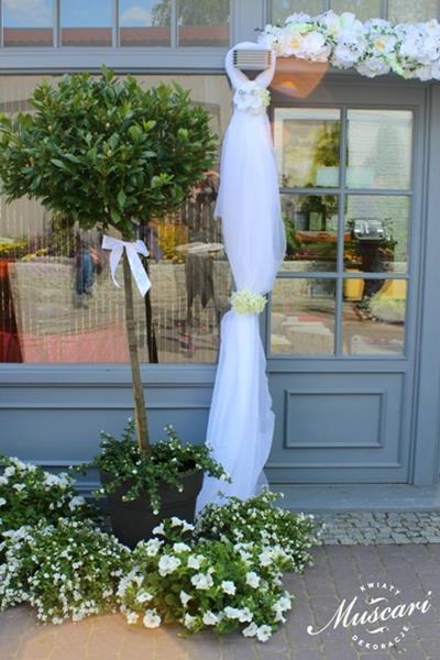 biała girlanda i sukno - dekoracja ślubna przed wejściem