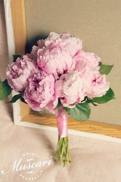 bukiet ślubny - kula z różowych peonii i zieleń