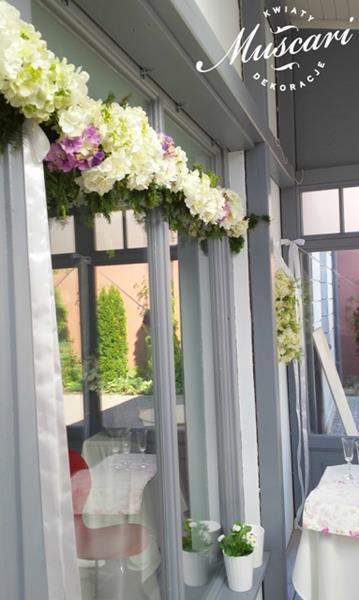 girlandy z kwiatów i wstążki - dekoracje ślubne