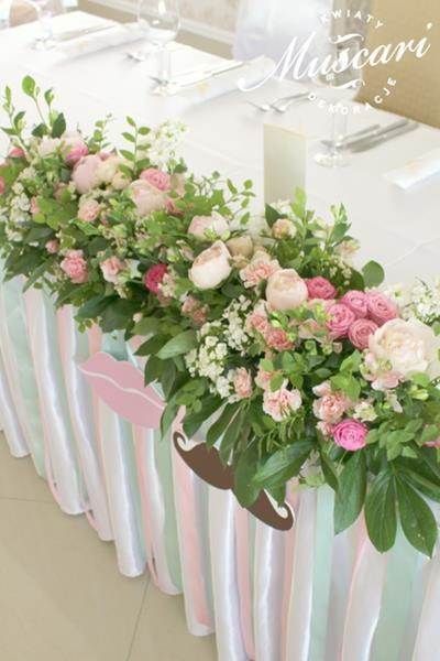 dekoracja stołu pary młodej z piwoniami i rózami z motywem miety, wąsów i ust