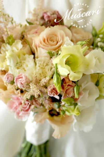 eustom, róże, goździki i tawułki w bukiecie ślubnym