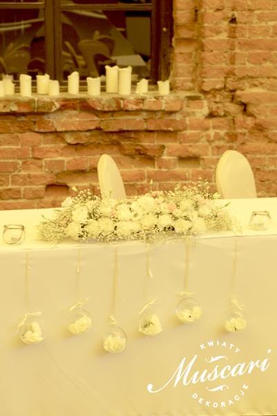 kwiaty i ozdoby na stole pary młodej w Fortecy Kręglickich