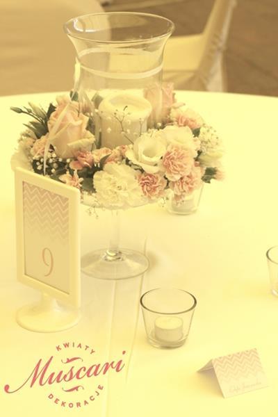 kwiaty w wianku i lampion - dekoracja stołu na wesele