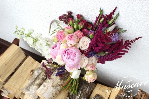 asymetryczny bukiet ślubny z piwoni, tawułek, ostróżek, róż peoniowych i lawendy