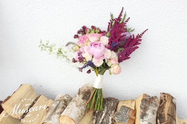bukiet ślubny z piwoniami i rózami w stylu sielskim - asymetryczny, amarantowo-różowy