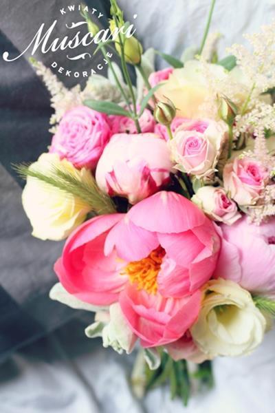 bukiet ślubny z różowymi piwoni, eustom, róż i szarej zieleni - boho