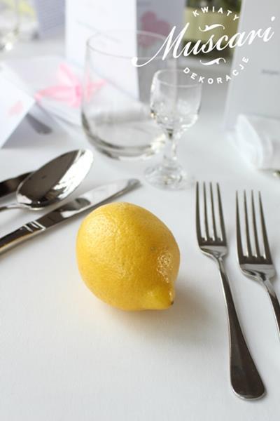 cytryny w dekoracji stołu weselnego