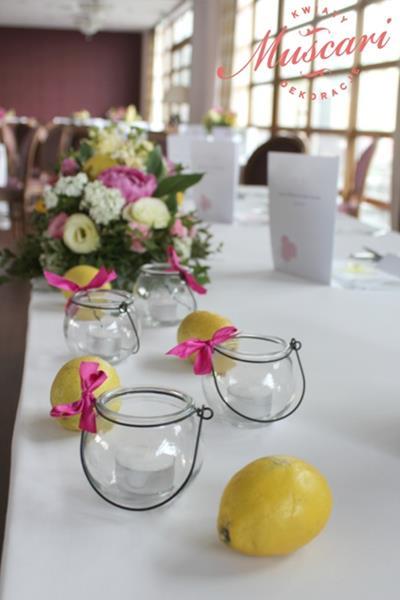 cytryny, świece i kwiaty na stole pary młodej