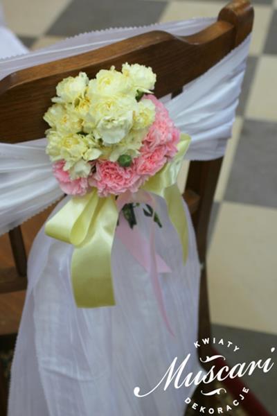 dekoracja ślubna krzeseł w kościele - kwiaty w kolorach przewodnich ślub i wesela