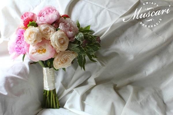 jasnoróżowy bukiet ślubny z piwonii i róż