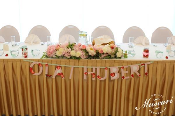 kwiaty i ozdoby na stole młodej pary - Truskawkowe wesele