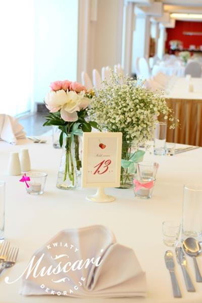 kwiaty i ozdoby na stole weselnym