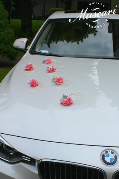 kwiaty na masce - samochod do ślubu