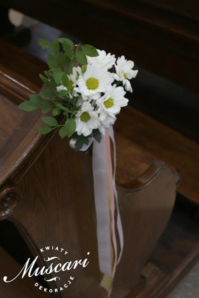mały bukiet kwiatów ze wstążką - dekoracja ślubna kościoła