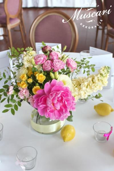 piwonie, lewkonie, róże, eustomy i róże w bukiecie na stole