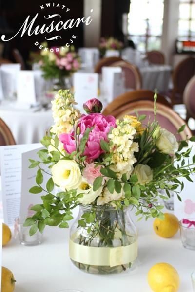 róże, piwonie, eustomy, lewkonie i zieleń w bukiecie na stole podczas wesela