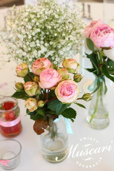 róże, piwonie i gipsówka w bukietach i truskawki - dekoracja stołu