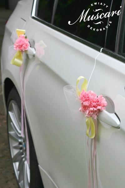 samochód do ślubu - kwiaty i wstążki na klamkach