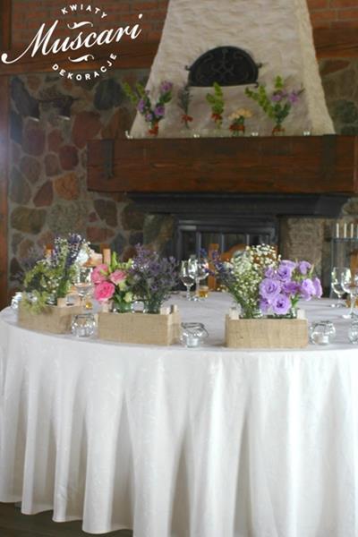 stół pary młodej - bukiety kwiatów, juta i skrzyneczki drewniane