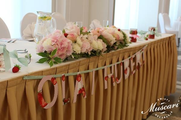 stół pary młodej - kwiaty i ozdoby