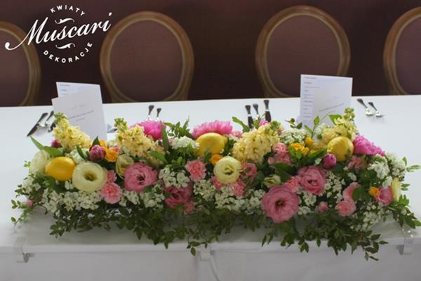 wiązanka na stół pary młodej - piwonie, lewkonie, eustomy, róże i cytryny