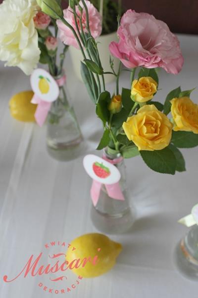 żółte i rózowe kwiaty na weselnycm bufecie