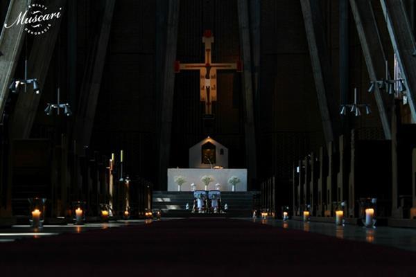 lampiony w kościele u dominikanów - dekoracja ślubna